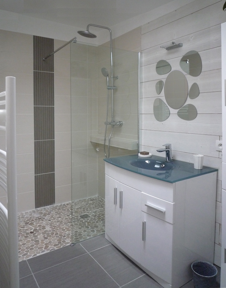 Пример оригинального дизайна: маленькая ванная комната в стиле модернизм с душем без бортиков, серой плиткой, керамической плиткой, бежевыми стенами, полом из керамической плитки, душевой кабиной и монолитной раковиной для на участке и в саду