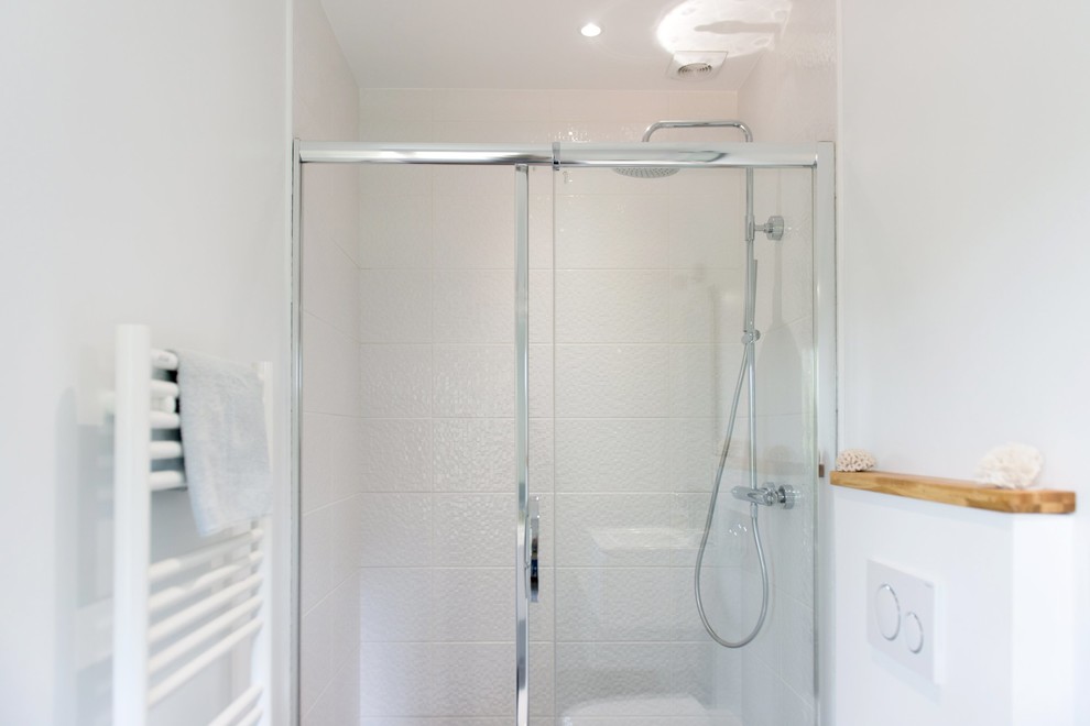 На фото: главная ванная комната среднего размера в классическом стиле с инсталляцией, белой плиткой, белыми стенами, полом из терракотовой плитки и консольной раковиной