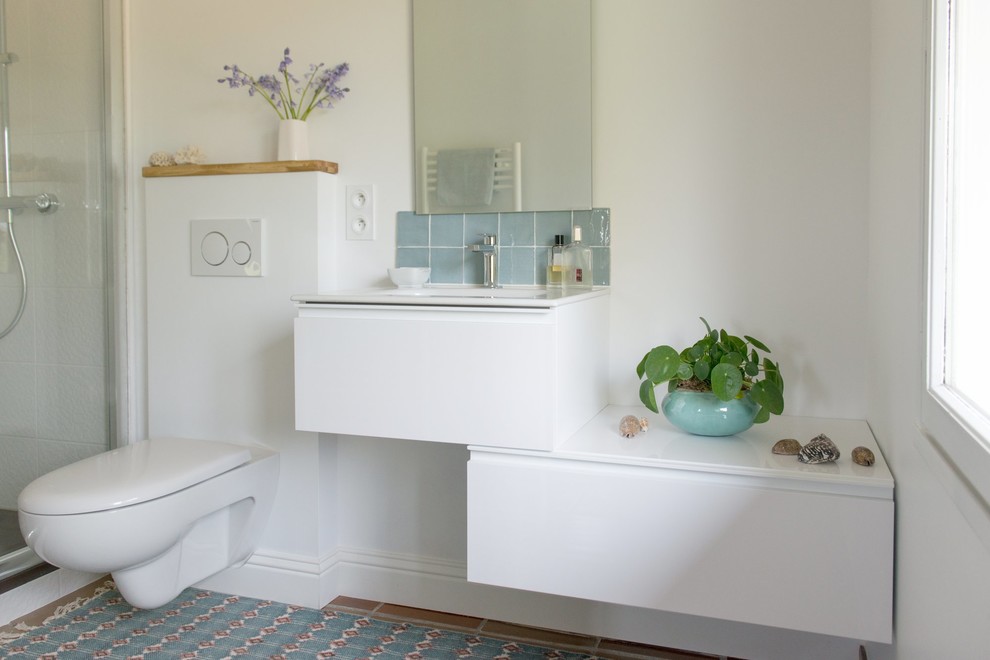 Mittelgroßes Klassisches Badezimmer En Suite mit Wandtoilette, weißen Fliesen, weißer Wandfarbe, Terrakottaboden und Waschtischkonsole in Bordeaux