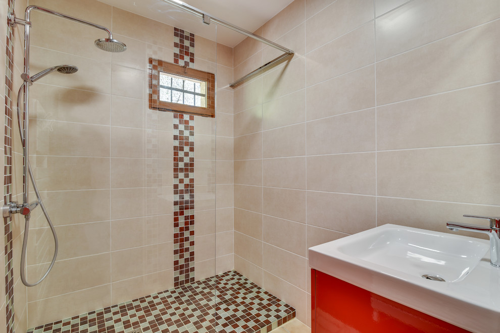 Ejemplo de cuarto de baño contemporáneo pequeño con puertas de armario rojas, ducha a ras de suelo, baldosas y/o azulejos beige, baldosas y/o azulejos en mosaico, aseo y ducha, lavabo suspendido, suelo beige y encimeras blancas