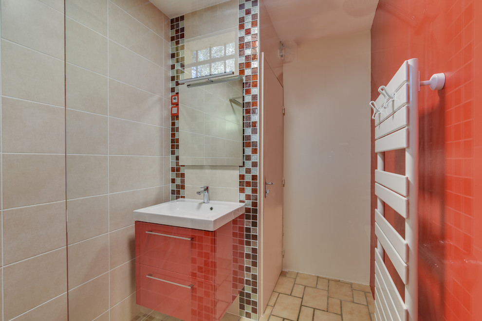 Стильный дизайн: маленькая ванная комната в современном стиле с красными фасадами, душем без бортиков, бежевой плиткой, плиткой мозаикой, душевой кабиной, подвесной раковиной, бежевым полом и белой столешницей для на участке и в саду - последний тренд