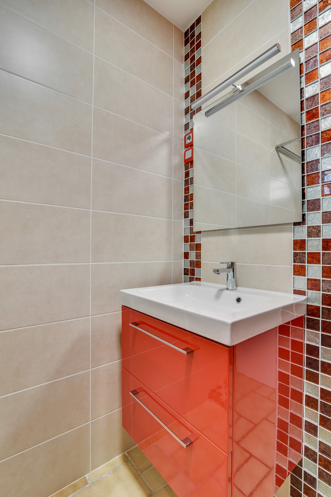Пример оригинального дизайна: маленькая ванная комната в современном стиле с красными фасадами, душем без бортиков, бежевой плиткой, плиткой мозаикой, душевой кабиной, подвесной раковиной, бежевым полом и белой столешницей для на участке и в саду