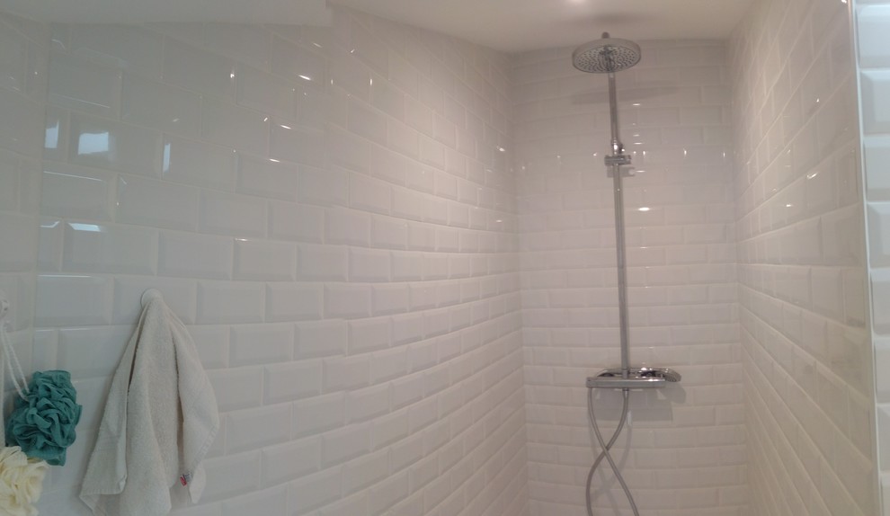 Kleines Mid-Century Badezimmer mit bodengleicher Dusche, Wandtoilette, weißen Fliesen, Metrofliesen, grüner Wandfarbe, Linoleum, Waschtischkonsole und weißem Boden in Grenoble