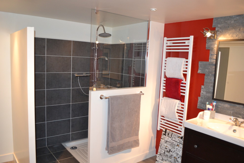 Foto på ett mellanstort eklektiskt badrum med dusch, med en öppen dusch, grå kakel, keramikplattor, röda väggar, ljust trägolv, ett avlångt handfat, bänkskiva i akrylsten, grått golv och med dusch som är öppen