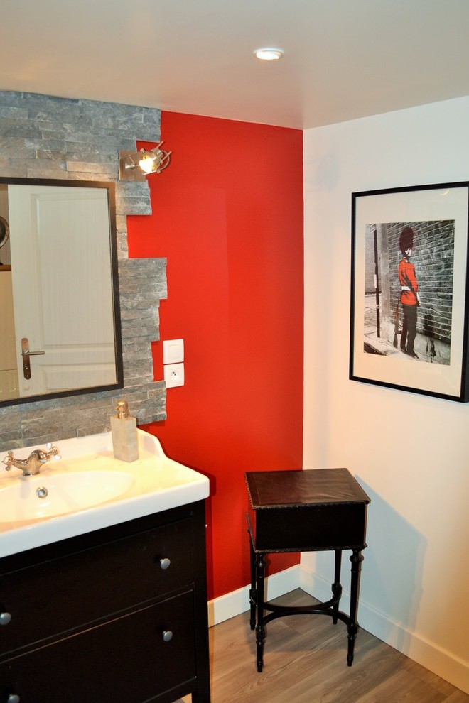 Cette photo montre une salle d'eau éclectique de taille moyenne avec une douche ouverte, un carrelage gris, des carreaux en allumettes, un mur rouge, parquet clair, une grande vasque, un plan de toilette en surface solide, un sol gris et aucune cabine.