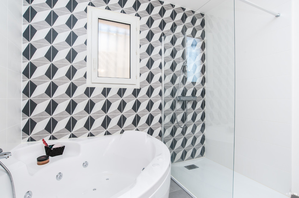 Cette image montre une salle de bain minimaliste en bois foncé avec un placard sans porte, une baignoire d'angle, une douche ouverte, un carrelage blanc, un plan vasque et un sol gris.