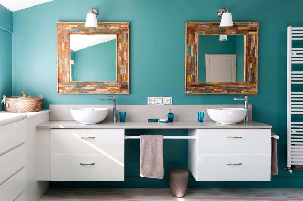 Inspiration för stora moderna beige en-suite badrum, med öppna hyllor, vita skåp, ett fristående badkar, en hörndusch, en toalettstol med separat cisternkåpa, vit kakel, keramikplattor, blå väggar, laminatgolv, ett nedsänkt handfat, laminatbänkskiva, beiget golv och med dusch som är öppen