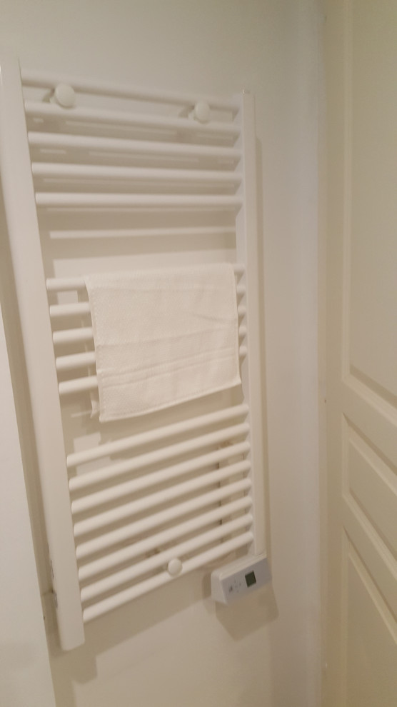 Foto på ett litet funkis en-suite badrum, med vita skåp, ett undermonterat badkar, våtrum, vit kakel, glaskakel, vita väggar, klinkergolv i keramik, ett nedsänkt handfat, laminatbänkskiva, grått golv och dusch med gångjärnsdörr