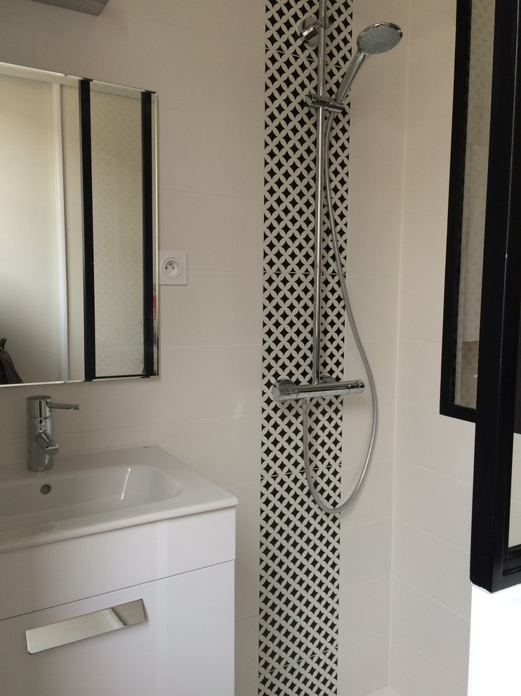 Inspiration pour une salle de bain minimaliste avec une douche ouverte, un carrelage blanc, des carreaux de porcelaine et un sol en carrelage de céramique.
