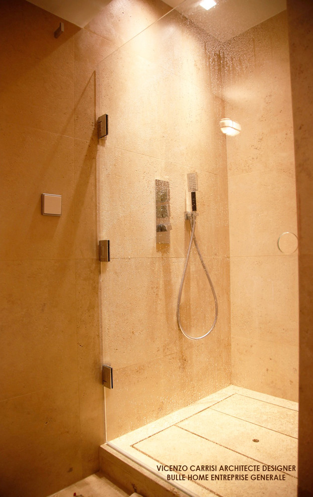 Idee per una piccola stanza da bagno con doccia minimalista con ante a filo, ante grigie, doccia a filo pavimento, WC sospeso, piastrelle beige, lastra di pietra, pareti beige e lavabo sottopiano