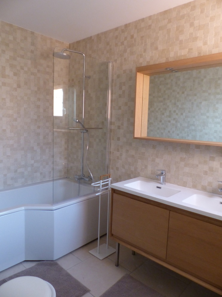 Inspiration för mellanstora moderna vitt en-suite badrum, med bruna skåp, ett fristående badkar, en dusch/badkar-kombination, beige kakel, perrakottakakel, beige väggar, ett konsol handfat, beiget golv, dusch med gångjärnsdörr och klinkergolv i keramik
