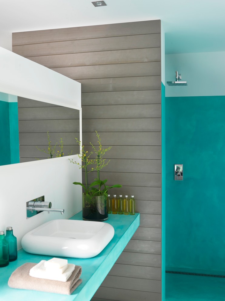 Idee per una stanza da bagno con doccia minimal di medie dimensioni con lavabo a bacinella, doccia aperta, pareti blu, doccia aperta e top turchese