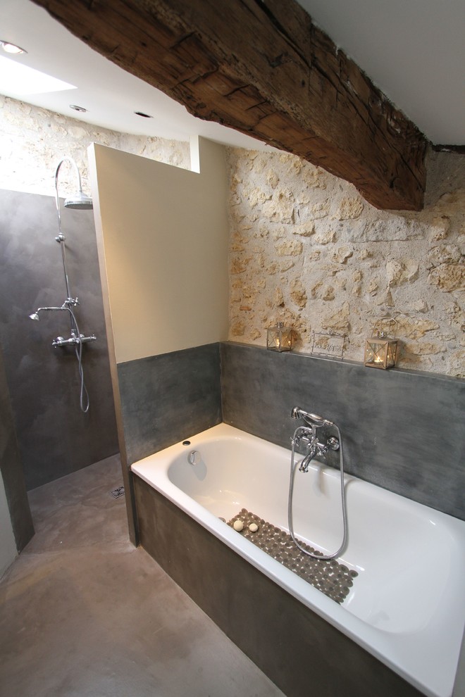 Medium sized contemporary ensuite bathroom in Angers with an alcove shower and concrete flooring.