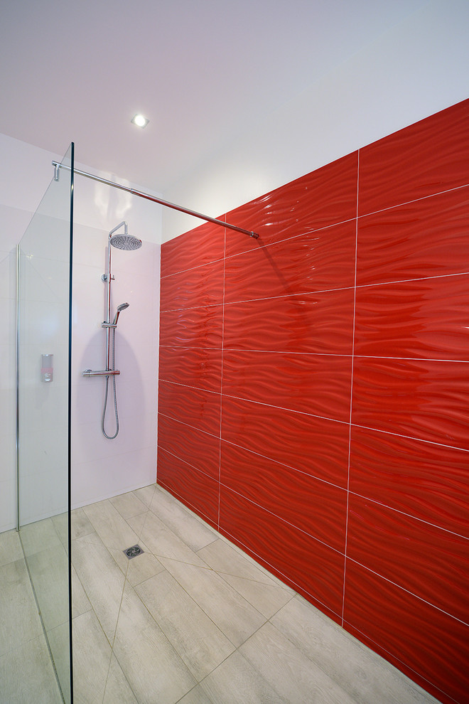 Design ideas for a large contemporary ensuite bathroom in Marseille with a built-in shower, red tiles, ceramic tiles, white walls, ceramic flooring and beige floors.