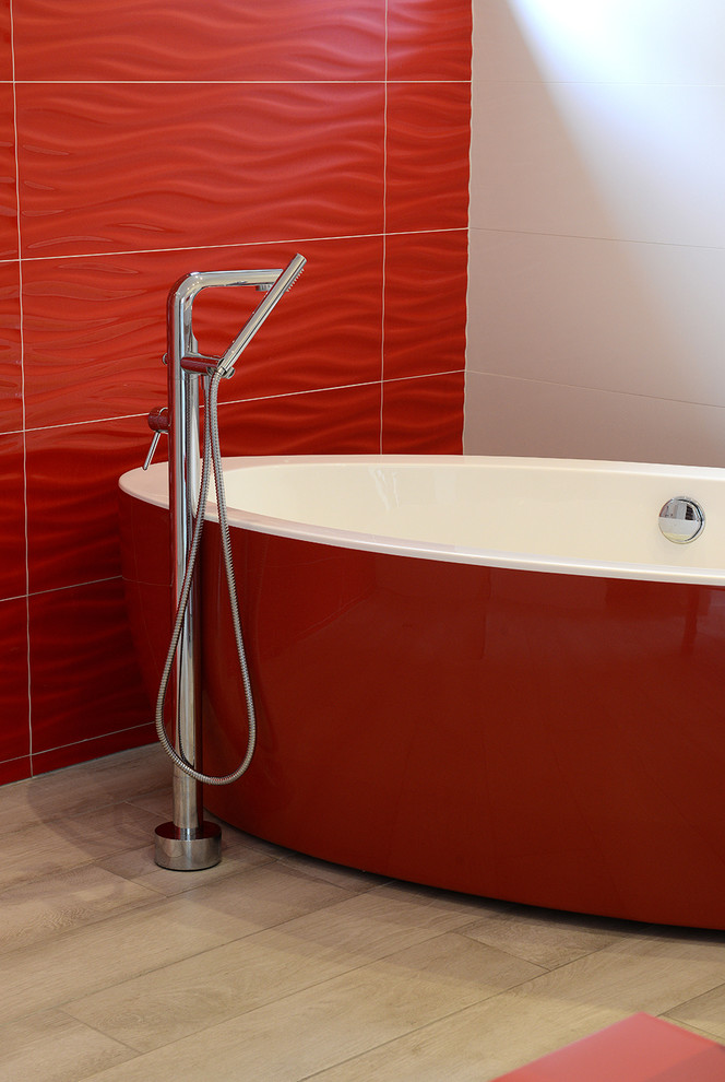 Großes Modernes Badezimmer En Suite mit Einbaubadewanne, roten Fliesen, Keramikfliesen, weißer Wandfarbe, Keramikboden und beigem Boden in Marseille