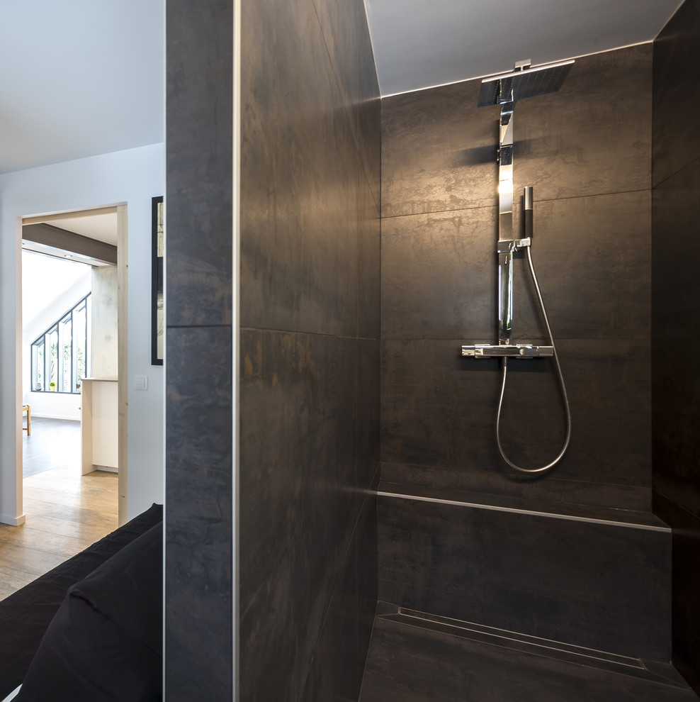 Exemple d'une salle d'eau tendance de taille moyenne avec une douche à l'italienne, un carrelage noir, des carreaux de céramique, un mur noir et un sol en carrelage de céramique.