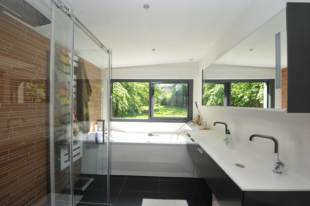 Inspiration for a medium sized contemporary ensuite bathroom in Nantes with beaded cabinets, black cabinets, a corner shower, black tiles, ceramic tiles, orange walls, ceramic flooring, a submerged sink, solid surface worktops and a hot tub.