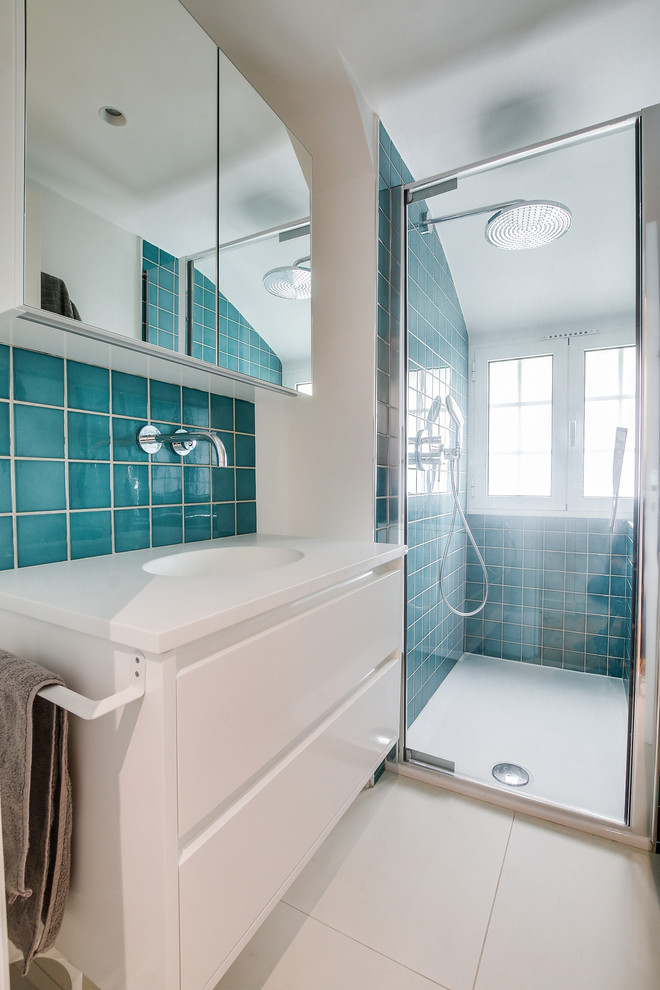 Пример оригинального дизайна: маленькая детская ванная комната в стиле фьюжн с фасадами с декоративным кантом, белыми фасадами, ванной в нише, душем в нише, синей плиткой, терракотовой плиткой, синими стенами, полом из керамической плитки, консольной раковиной, столешницей из искусственного камня, бежевым полом и душем с распашными дверями для на участке и в саду