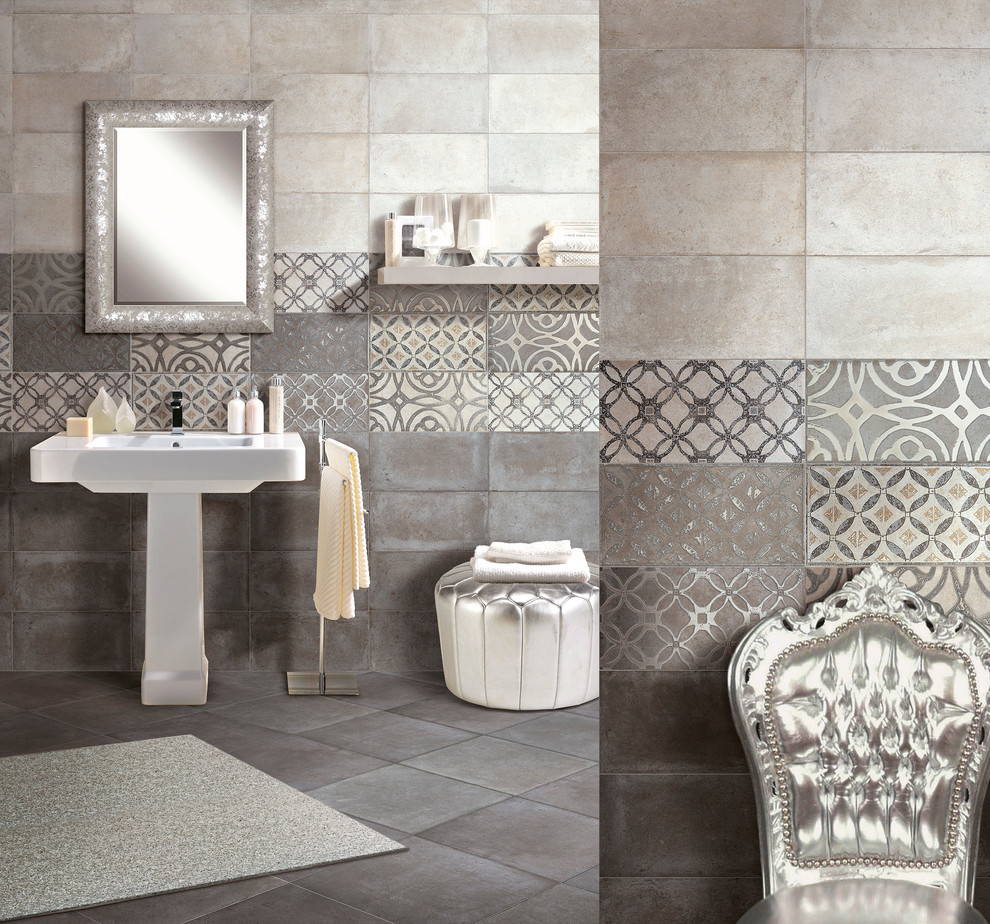 Idéer för ett mellanstort 50 tals en-suite badrum, med grå kakel, porslinskakel, grå väggar, klinkergolv i keramik och ett piedestal handfat