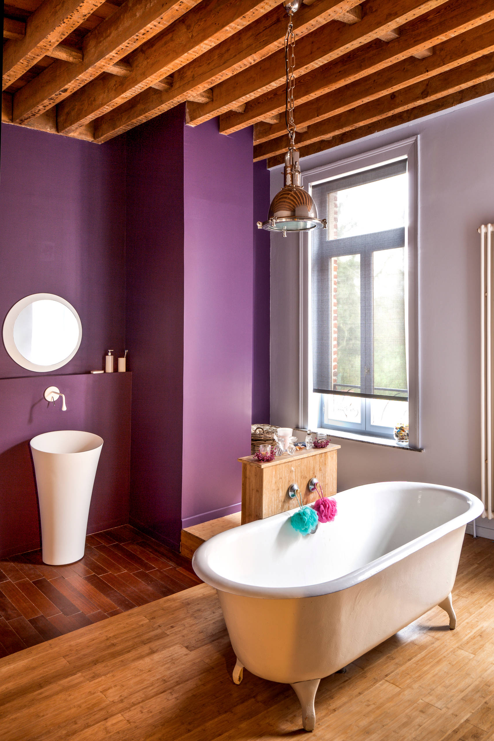 75 photos et idées déco de salles de bain avec une baignoire sur pieds et  un mur violet - Mars 2023 | Houzz FR