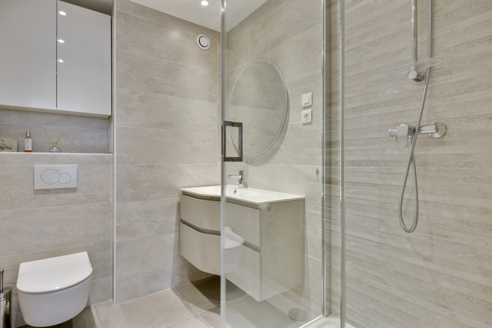 Cette image montre une petite salle d'eau design avec un placard à porte affleurante, des portes de placard beiges, une douche d'angle, WC suspendus, un carrelage beige, des carreaux de céramique, sol en béton ciré, un plan vasque, un sol beige, une cabine de douche à porte battante, un plan de toilette blanc, une niche, meuble simple vasque, meuble-lavabo encastré et un plafond décaissé.
