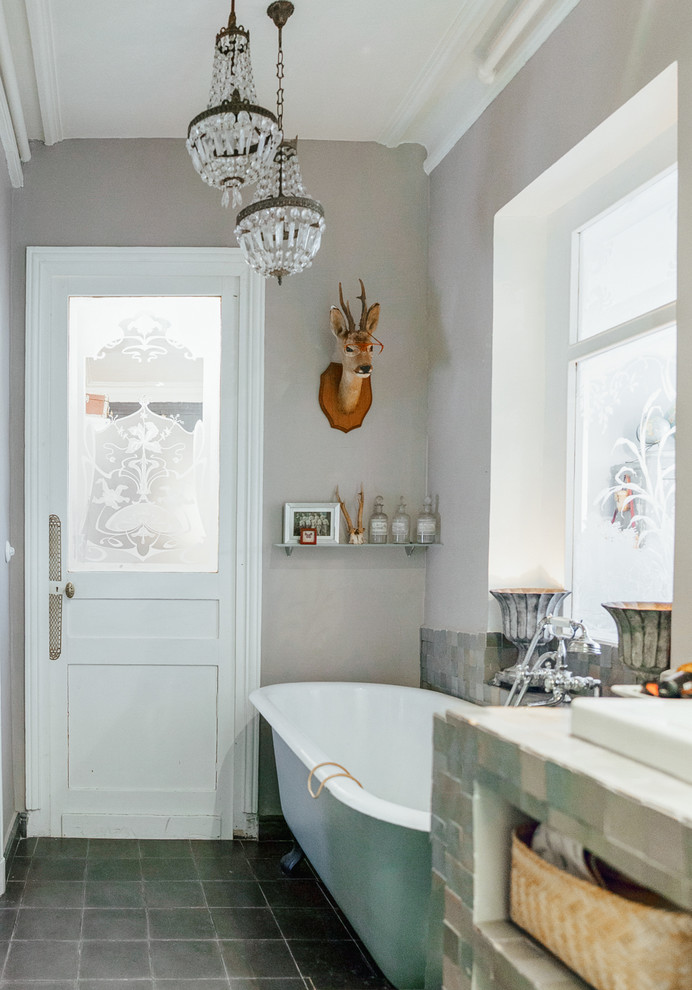 Imagen de cuarto de baño principal clásico de tamaño medio con armarios abiertos, bañera con patas, baldosas y/o azulejos multicolor, baldosas y/o azulejos en mosaico, paredes grises y lavabo bajoencimera