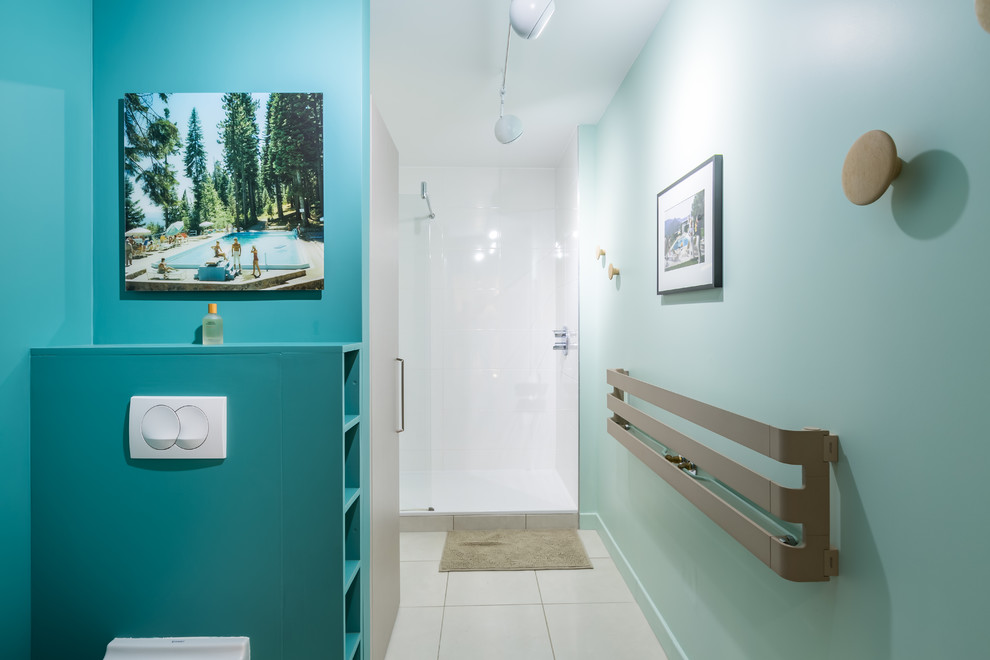 Aménagement d'une douche en alcôve rétro avec un mur bleu, un sol blanc et aucune cabine.
