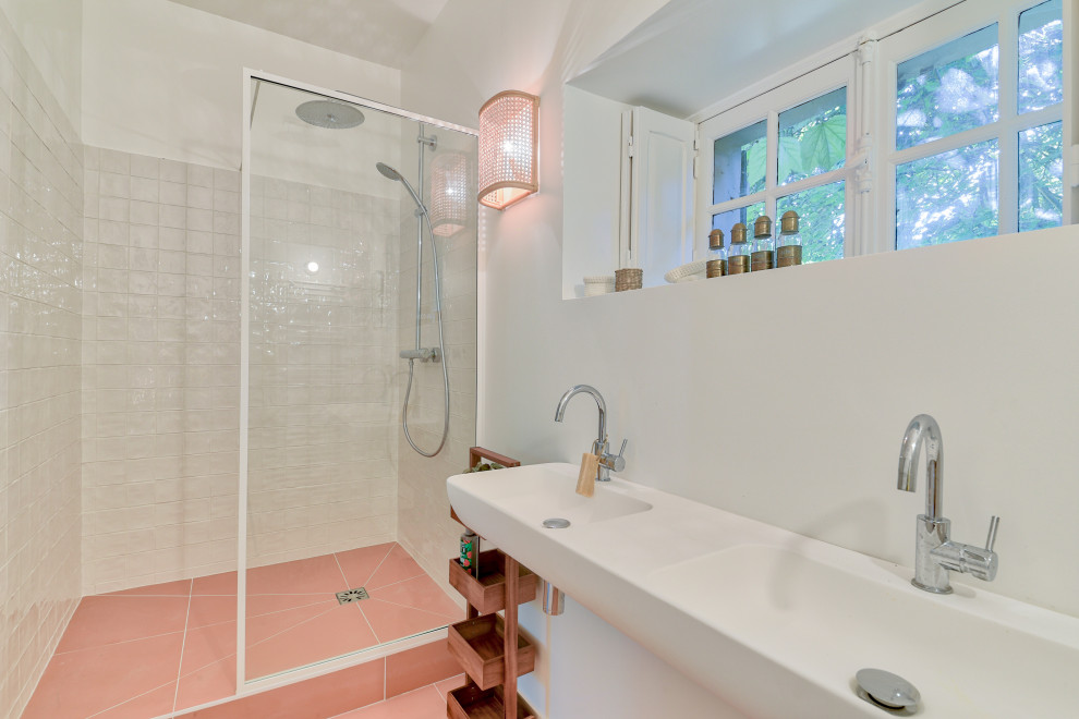 Immagine di una stanza da bagno contemporanea con doccia alcova, piastrelle bianche, pareti bianche, lavabo sospeso, pavimento rosa, doccia aperta, top bianco e due lavabi
