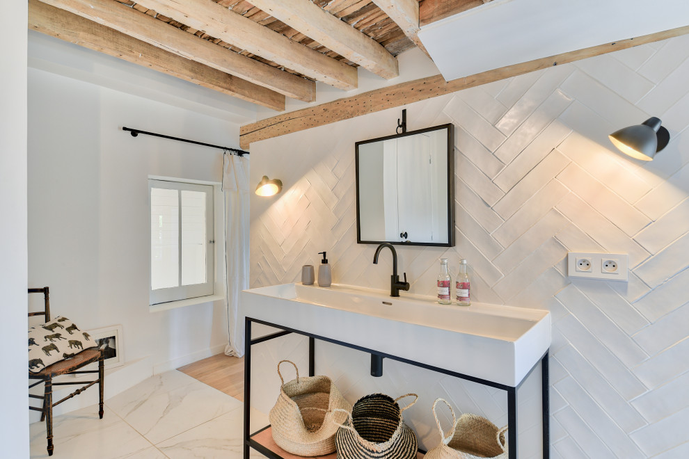 Foto de cuarto de baño único actual con baldosas y/o azulejos blancos, paredes blancas, lavabo tipo consola, suelo blanco, encimeras blancas y vigas vistas
