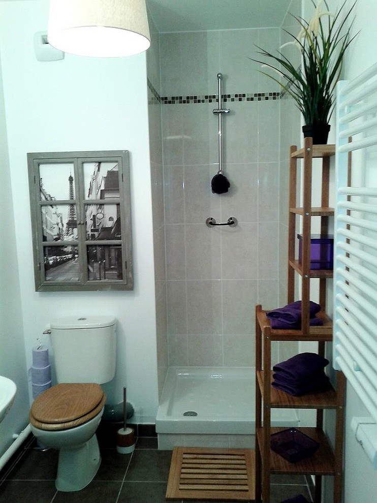 Modernes Badezimmer En Suite mit Eckdusche, weißer Wandfarbe, Betonboden, grauem Boden und offener Dusche in Paris