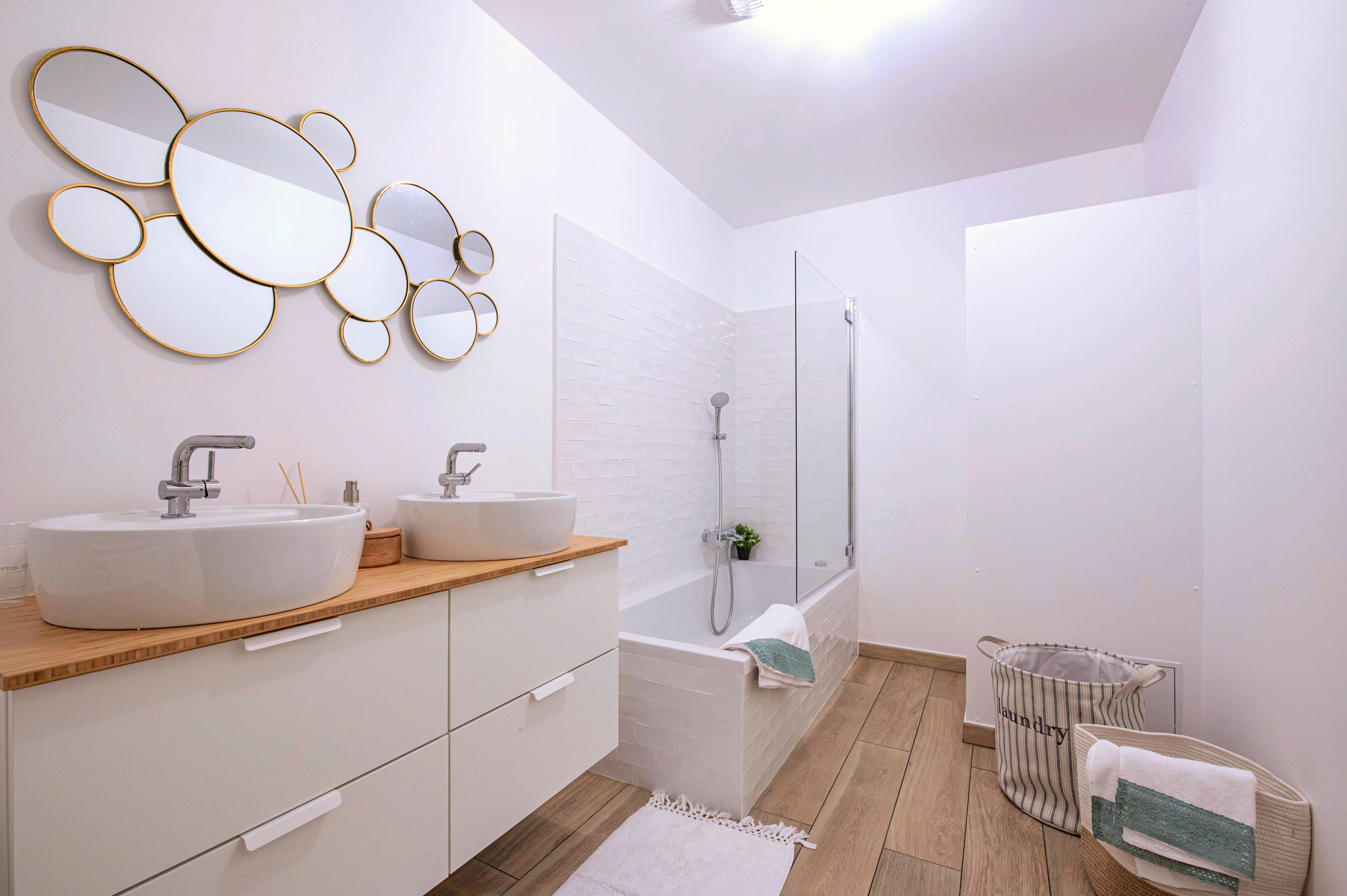 75 photos et idées déco de salles de bain avec un combiné douche/baignoire  et meuble double vasque - Décembre 2023 | Houzz FR