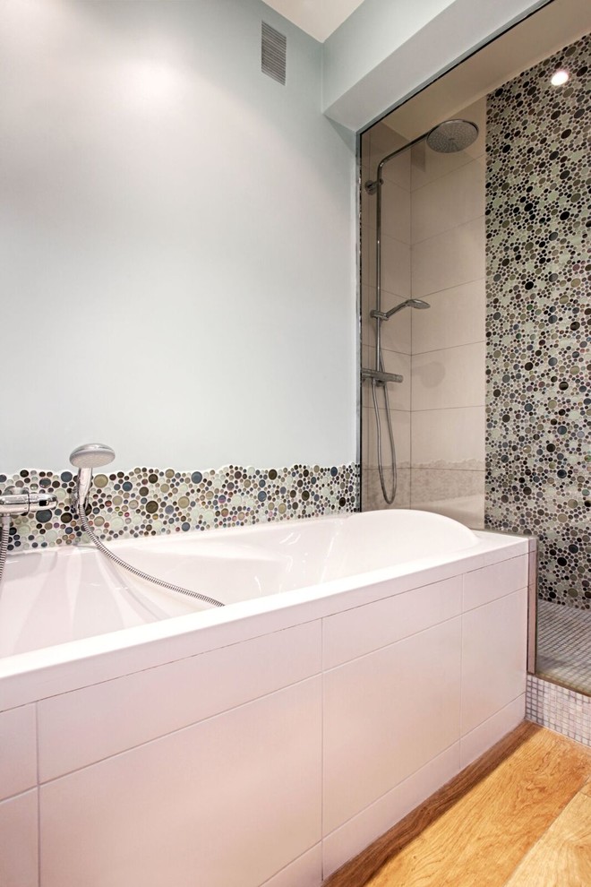 Идея дизайна: главная ванная комната среднего размера в современном стиле с фасадами с филенкой типа жалюзи, коричневыми фасадами, синей плиткой, серой плиткой, желтой плиткой, разноцветной плиткой, черно-белой плиткой, цементной плиткой, синими стенами, врезной раковиной, бежевым полом и полновстраиваемой ванной