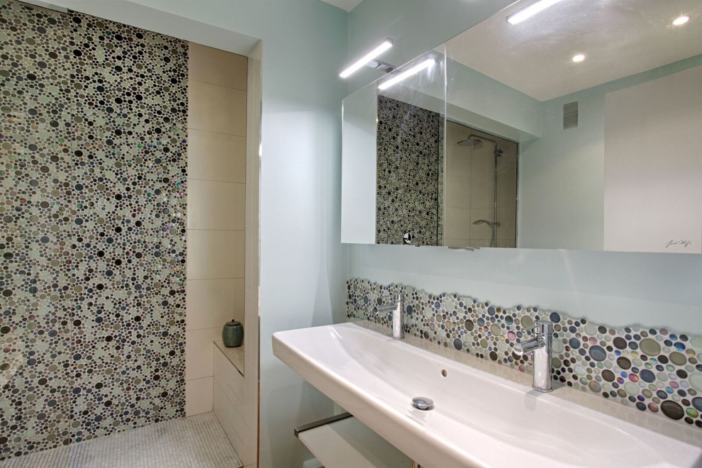 Esempio di una stanza da bagno padronale design di medie dimensioni con ante a persiana, ante marroni, piastrelle blu, piastrelle grigie, piastrelle gialle, piastrelle multicolore, pistrelle in bianco e nero, piastrelle di cemento, pareti blu, lavabo sottopiano e pavimento beige