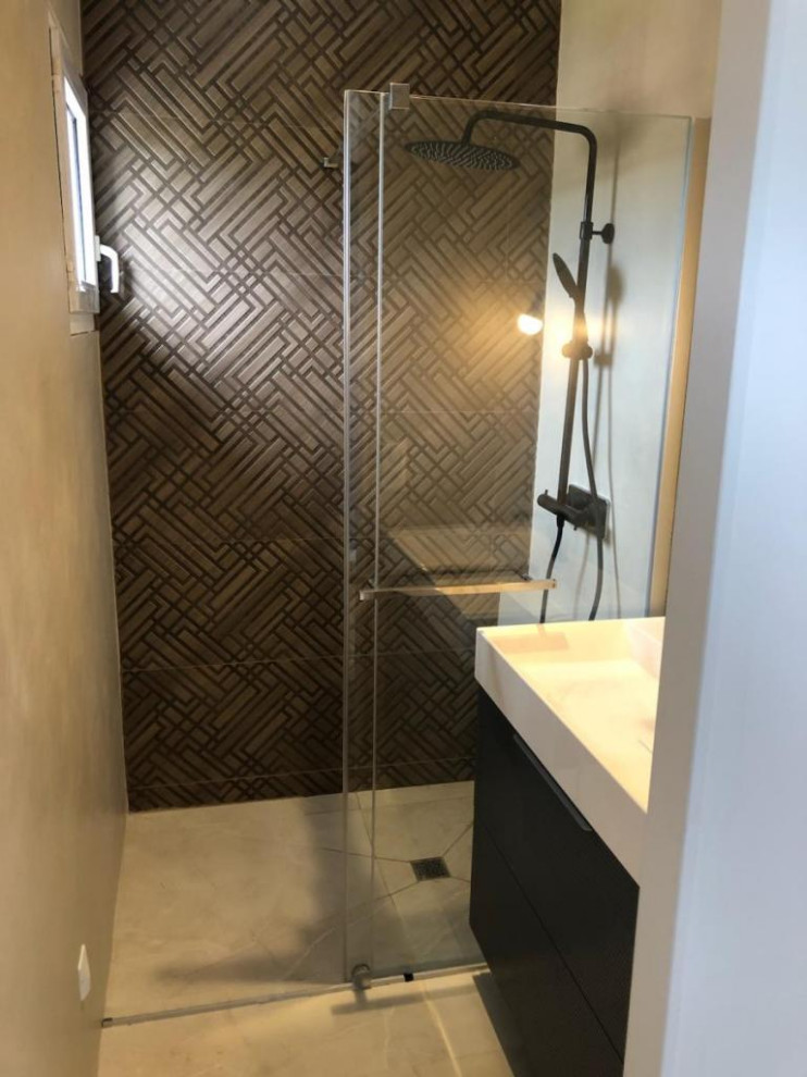 Пример оригинального дизайна: ванная комната в современном стиле с коричневой плиткой, терракотовой плиткой, мраморным полом и тумбой под одну раковину
