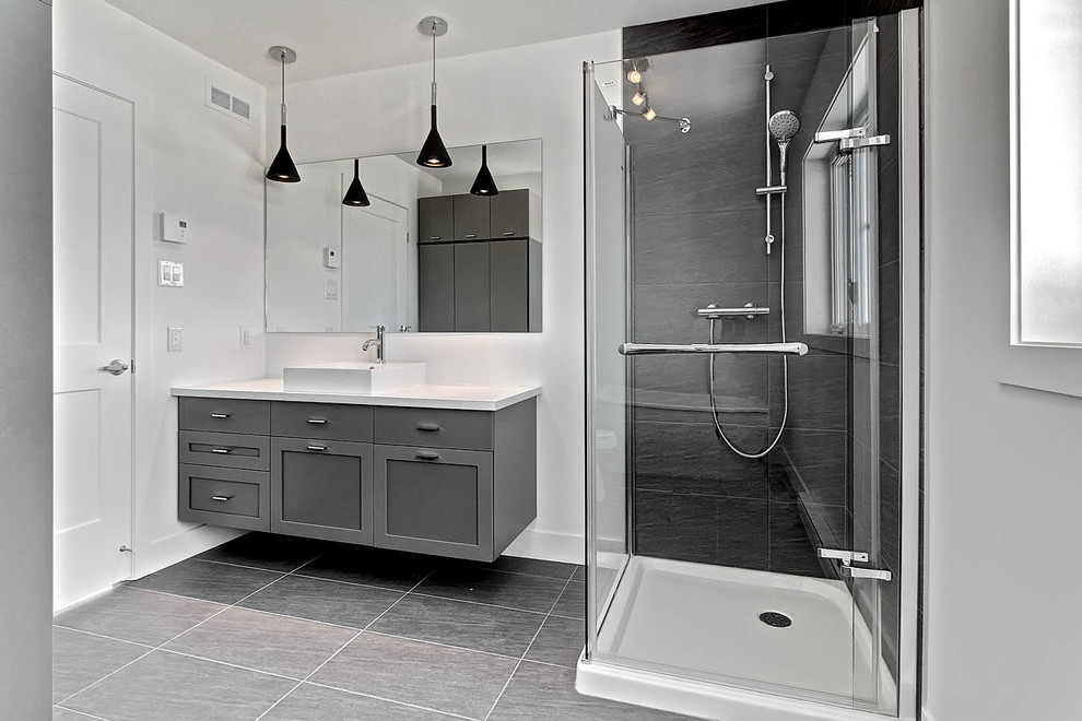 Modern inredning av ett mellanstort en-suite badrum, med skåp i shakerstil, grå skåp, ett platsbyggt badkar, en hörndusch, vita väggar, klinkergolv i keramik och ett fristående handfat