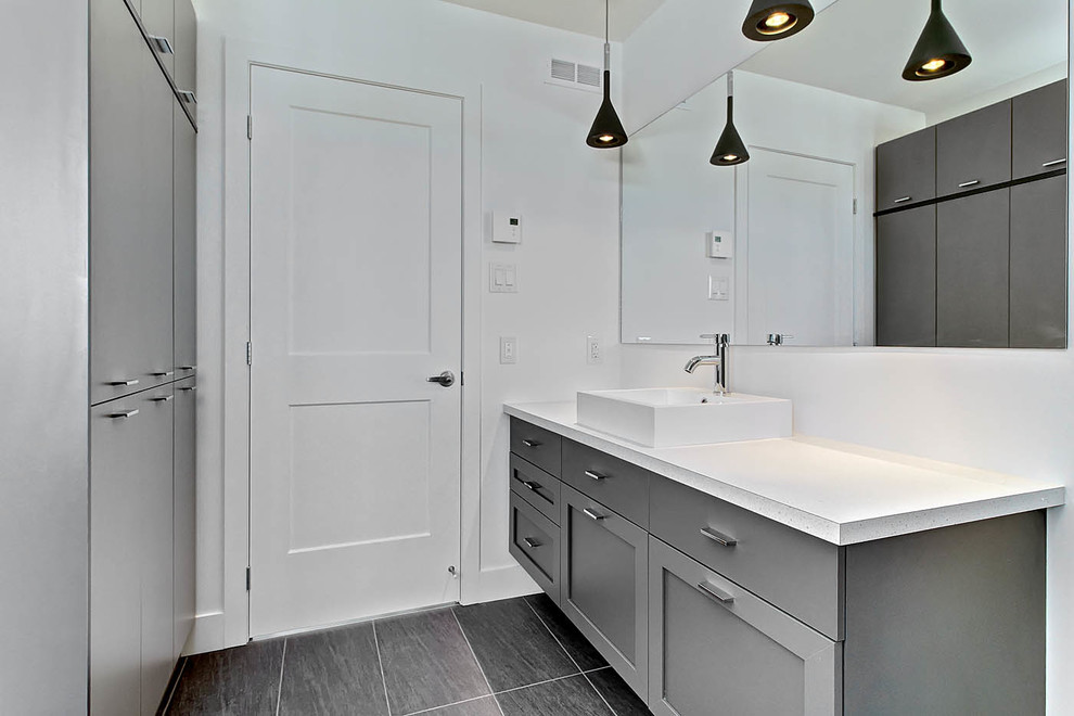 Foto på ett mellanstort funkis en-suite badrum, med skåp i shakerstil, grå skåp, ett platsbyggt badkar, en hörndusch, vita väggar, klinkergolv i keramik och ett fristående handfat