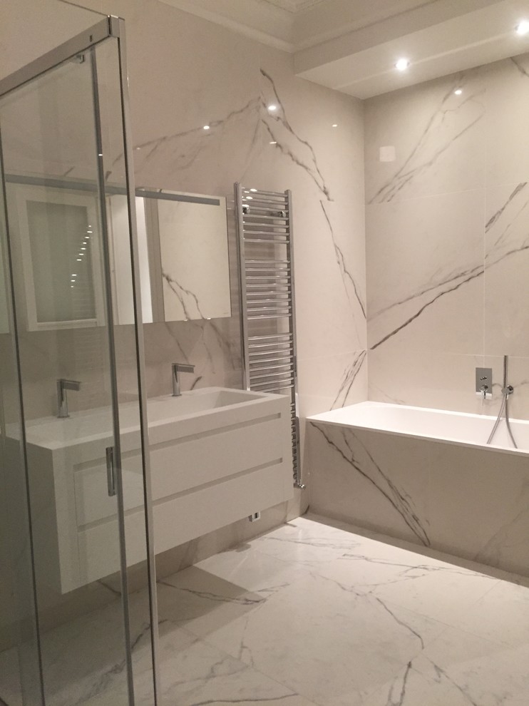 Idées déco pour une salle de bain principale classique de taille moyenne avec une baignoire encastrée, une douche à l'italienne, un carrelage beige, un mur blanc et un lavabo encastré.