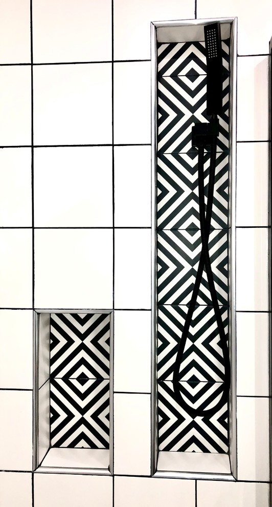 Kleines Modernes Kinderbad mit hellbraunen Holzschränken, Wandtoilette, weißen Fliesen, weißer Wandfarbe, Zementfliesen für Boden, Trogwaschbecken, Waschtisch aus Holz, schwarzem Boden und weißer Waschtischplatte in Paris