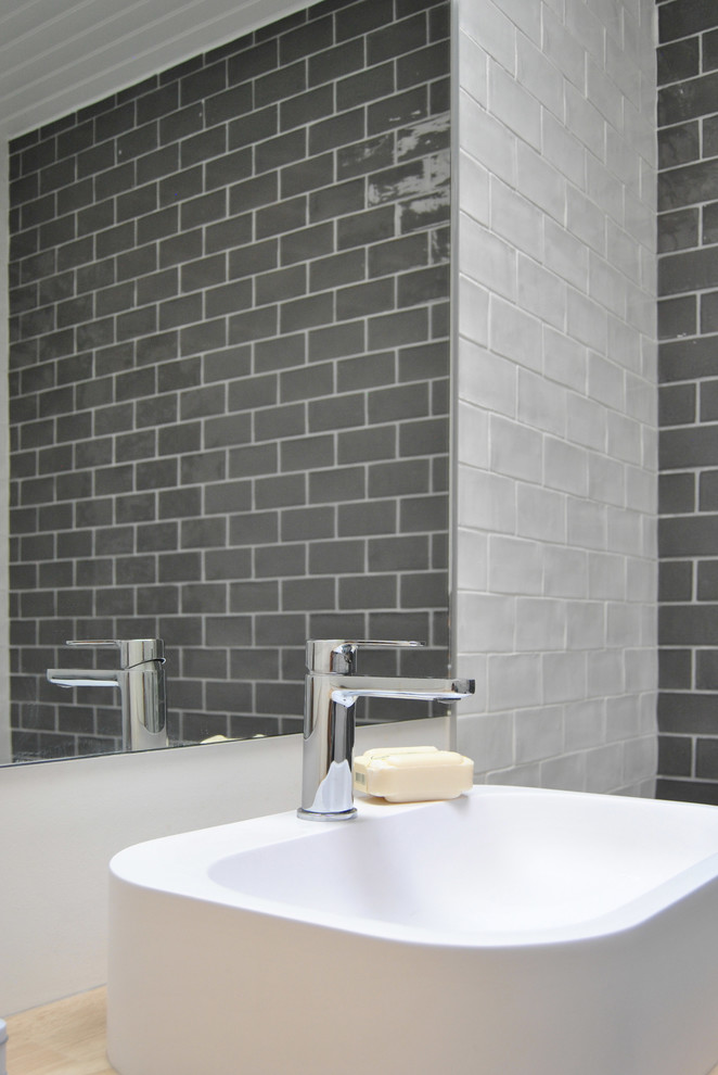 Inspiration för ett mellanstort minimalistiskt badrum för barn, med en öppen dusch, grå kakel, keramikplattor, grå väggar, ett nedsänkt handfat, träbänkskiva, grått golv och med dusch som är öppen