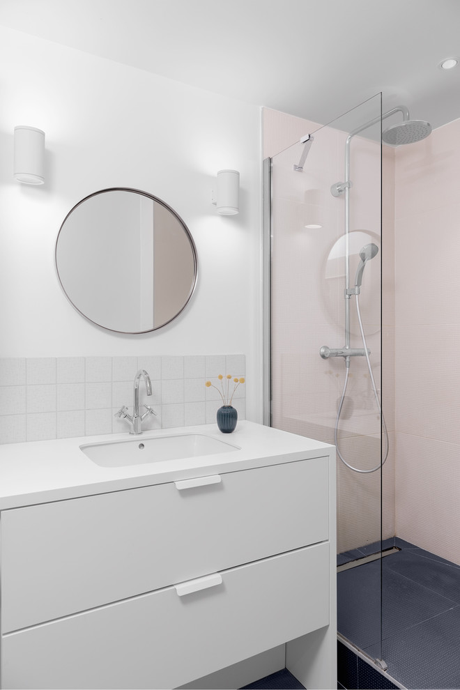 Kleines Nordisches Badezimmer En Suite mit weißen Schränken, offener Dusche, beigen Fliesen, Keramikfliesen, weißer Wandfarbe, Keramikboden, Unterbauwaschbecken, Mineralwerkstoff-Waschtisch und blauem Boden in Lyon
