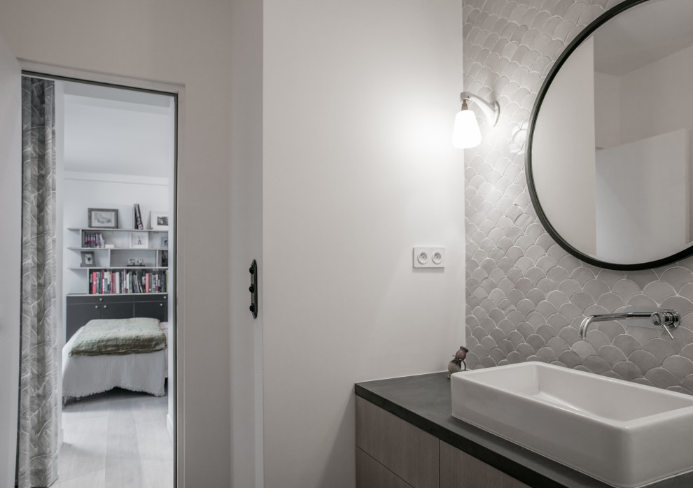 Inspiration för ett minimalistiskt grå grått badrum med dusch, med luckor med profilerade fronter, skåp i ljust trä, en kantlös dusch, grön kakel, perrakottakakel, betonggolv, ett nedsänkt handfat, bänkskiva i betong och grått golv