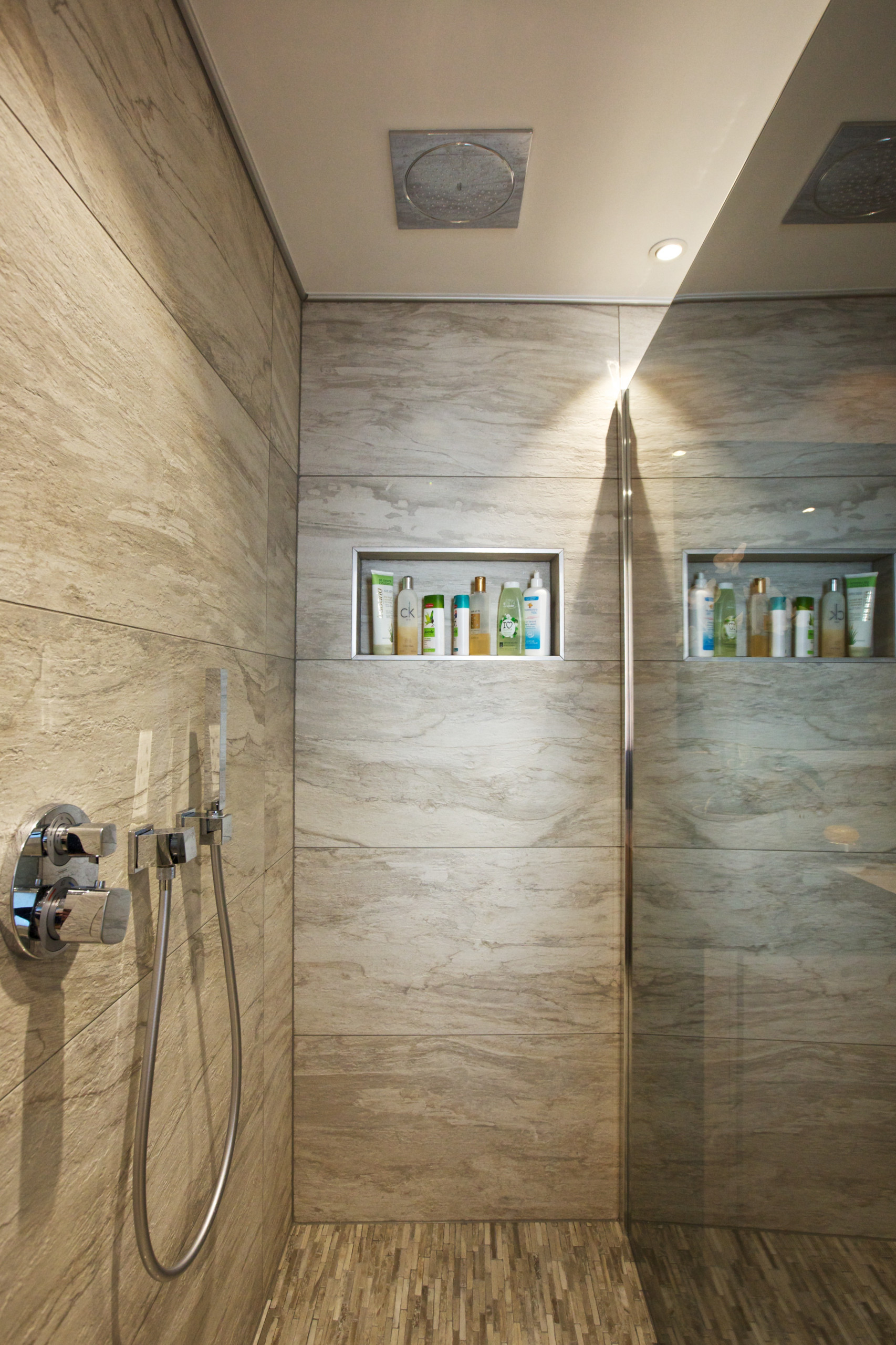Douche à l'italienne carrelage bois pétrifié - Contemporary - Bathroom -  Strasbourg - by A3D sarl | Houzz