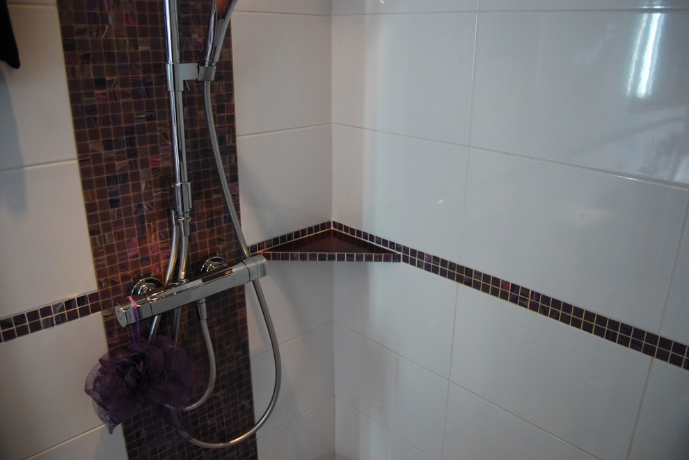 Modern inredning av ett mellanstort en-suite badrum, med släta luckor, lila skåp, en kantlös dusch, en toalettstol med hel cisternkåpa, vit kakel, keramikplattor, grå väggar, klinkergolv i keramik, ett konsol handfat och laminatbänkskiva