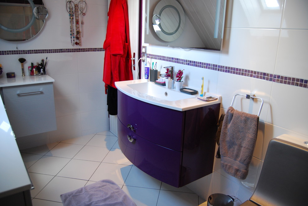 Exemple d'une salle de bain principale tendance de taille moyenne avec un placard à porte plane, des portes de placard violettes, une douche à l'italienne, WC à poser, un carrelage blanc, des carreaux de céramique, un mur gris, un sol en carrelage de céramique, un plan vasque et un plan de toilette en stratifié.