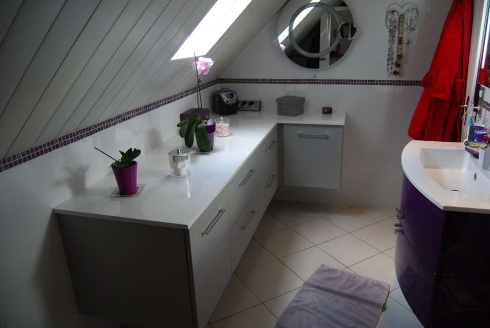 Пример оригинального дизайна: главная ванная комната среднего размера в современном стиле с плоскими фасадами, фиолетовыми фасадами, душем без бортиков, унитазом-моноблоком, белой плиткой, керамической плиткой, серыми стенами, полом из керамической плитки, консольной раковиной и столешницей из ламината