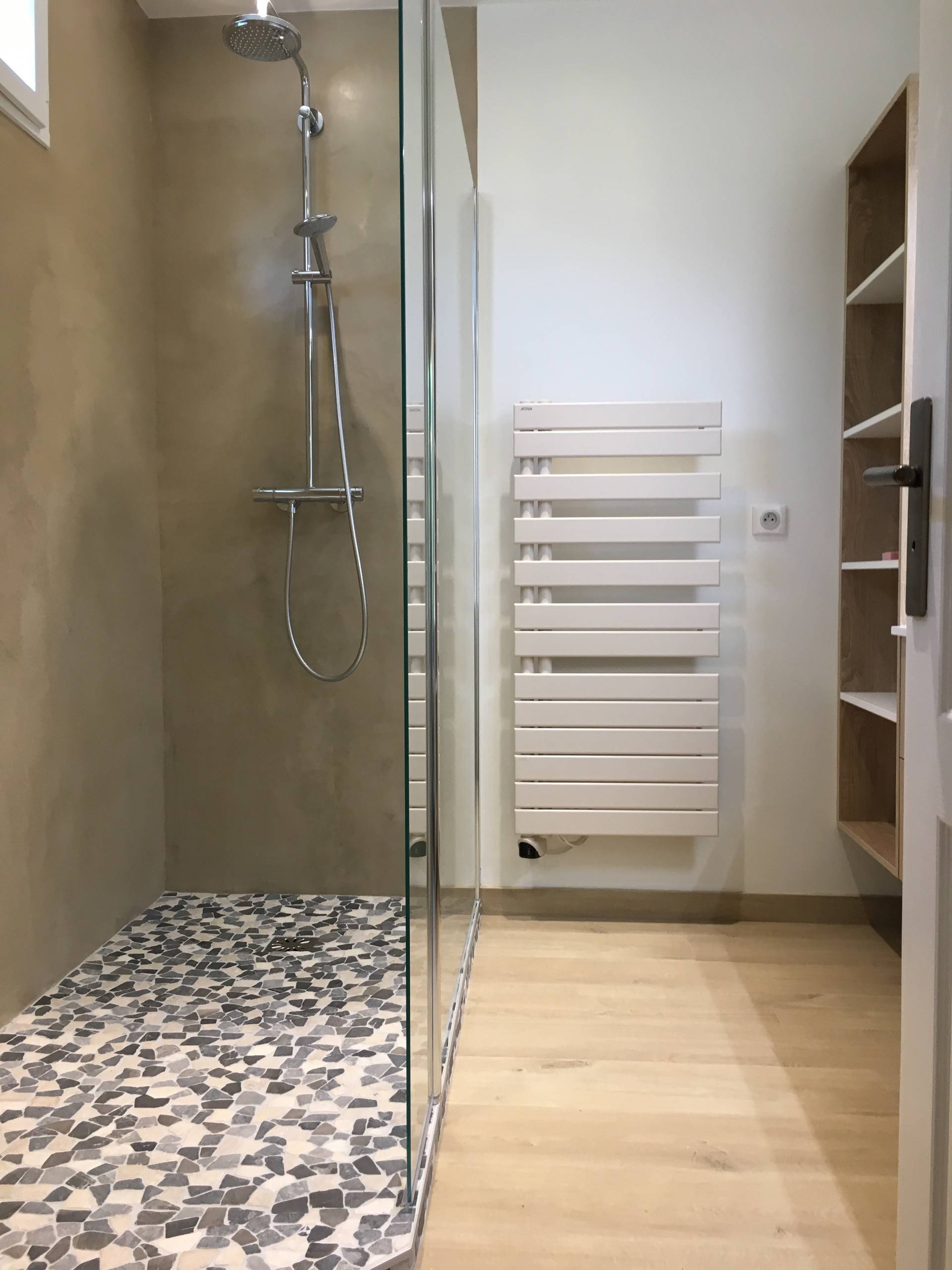 Douche à l'italienne en béton ciré et petits carreaux au sol - Contemporary  - Bathroom - Paris - by CLEHOME DECO | Houzz