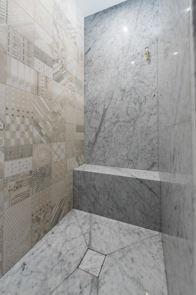 Пример оригинального дизайна: огромная главная ванная комната в современном стиле с душем без бортиков, бежевой плиткой, керамической плиткой, белыми стенами, бетонным полом, раковиной с несколькими смесителями, мраморной столешницей, серым полом и белой столешницей