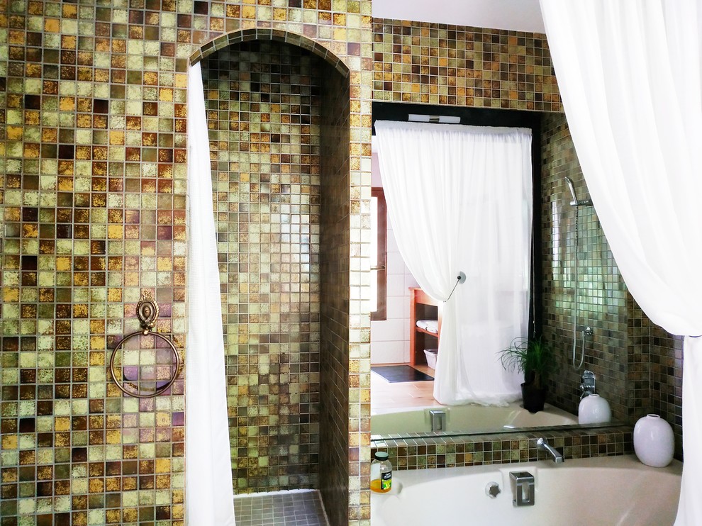 Idées déco pour une salle d'eau méditerranéenne en bois foncé de taille moyenne avec un placard sans porte, une baignoire encastrée, une douche à l'italienne, un carrelage vert, mosaïque, un mur vert, parquet clair, une vasque, un plan de toilette en bois, un sol marron et un plan de toilette marron.