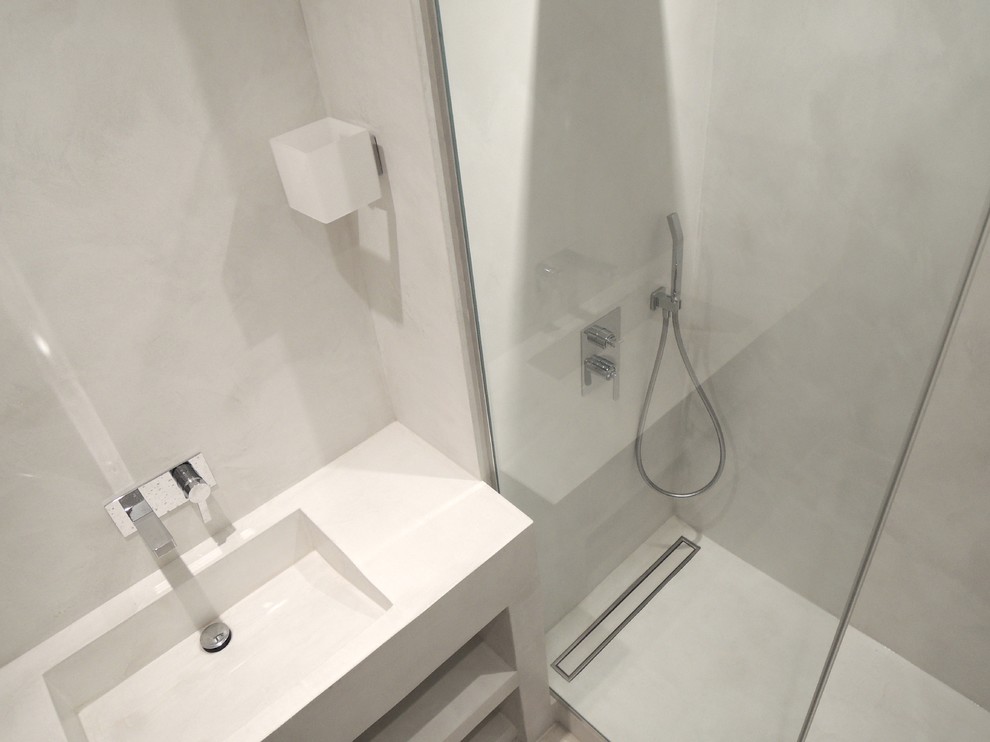 Inspiration pour une salle d'eau design avec une grande vasque, un placard sans porte, un plan de toilette en béton, une douche à l'italienne, un carrelage blanc, un mur blanc et sol en béton ciré.