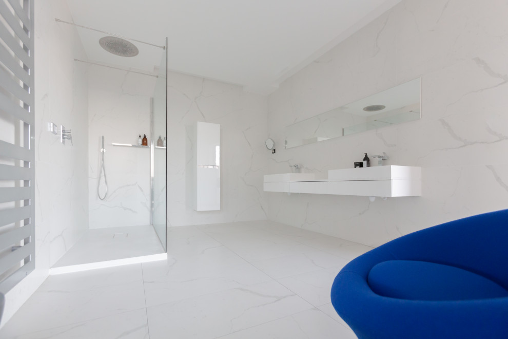 Douche à l'italienne et vasque aérienne - Modern - Bathroom - Corsica - by  Manon Salducci | Houzz